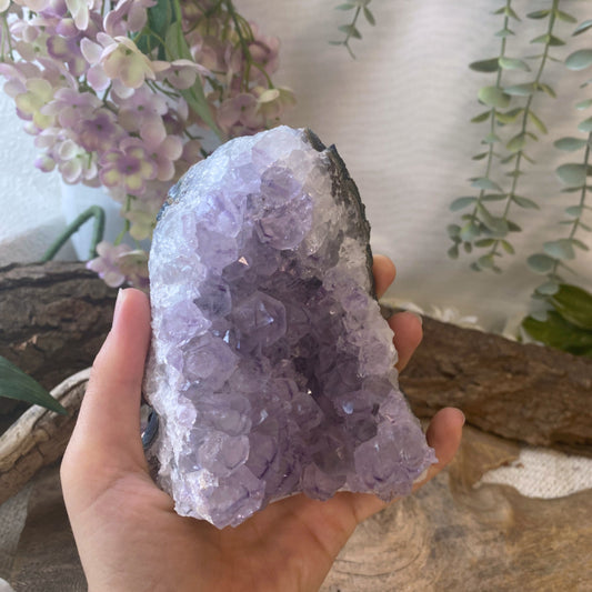 💜 Amethist – De Steen van Innerlijke Rust en Spirituele Helderheid