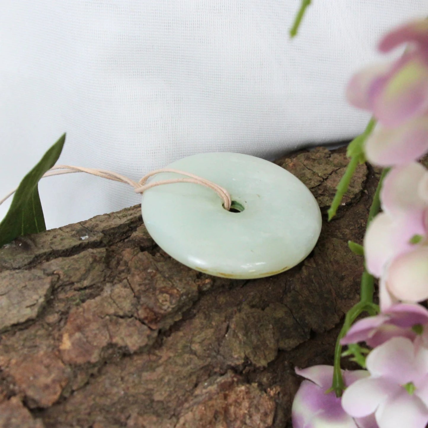 Image for jade-donut-5-6-cm-aan-leren-koord-natuur_3.jpg
