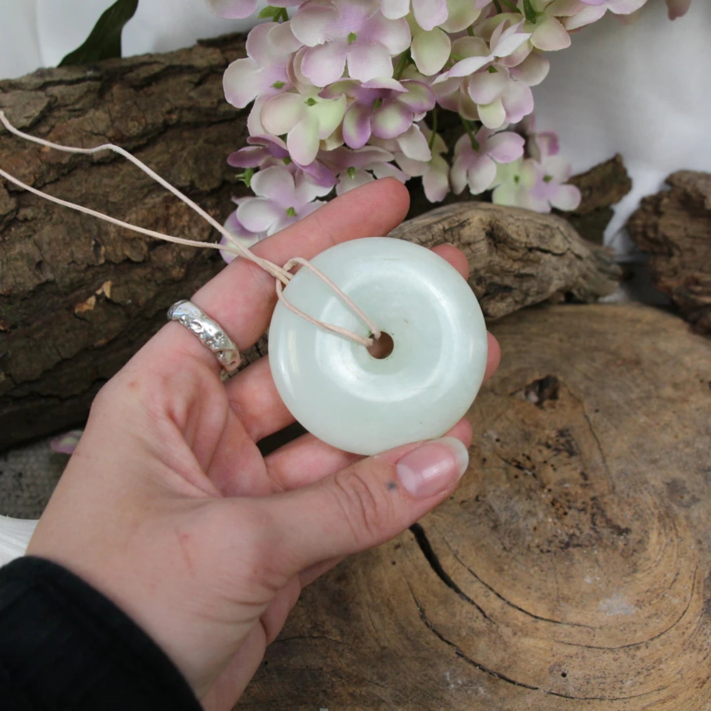 Image for jade-donut-5-6-cm-aan-leren-koord-natuur_1.jpg
