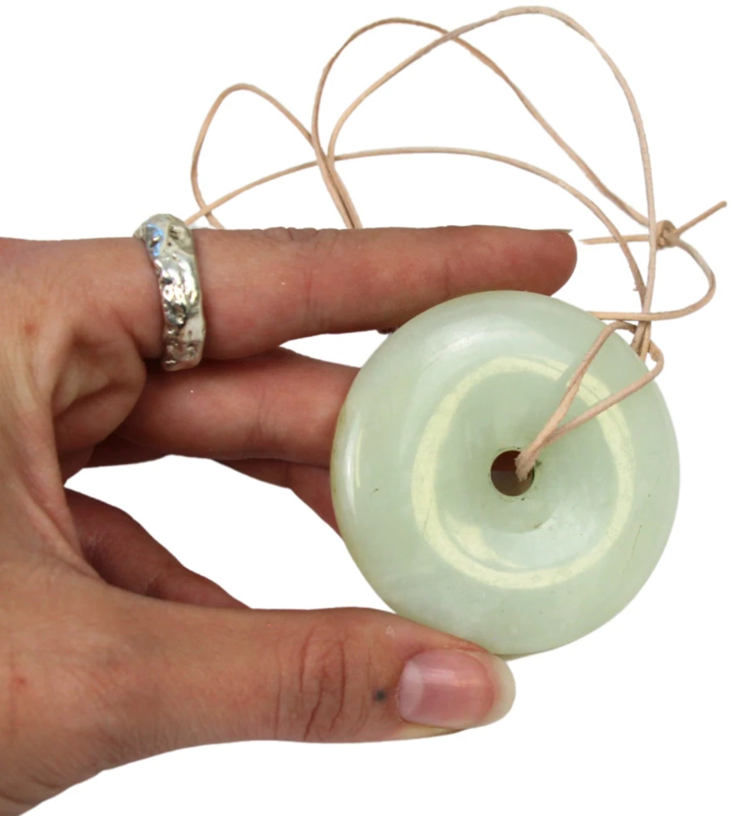 Image for jade-donut-5-6-cm-aan-leren-koord-natuur_2.jpg
