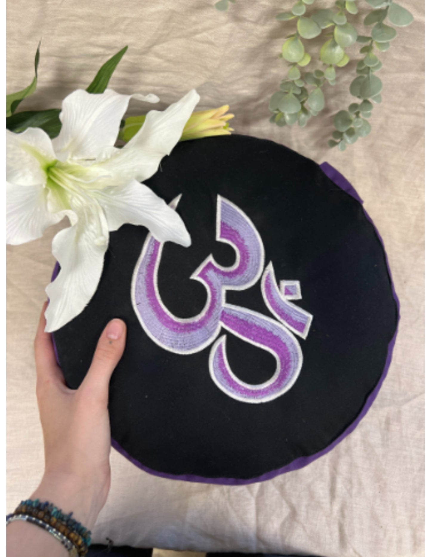 Image for yoga-styles-meditatiekussen-symbolic-ohm-groot-paars-op-zwart_1.jpg