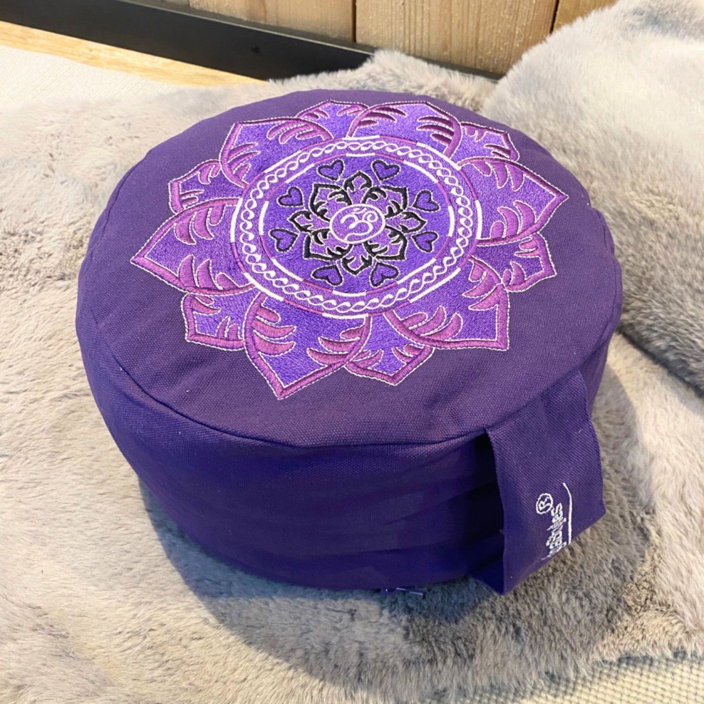Image for yogastyles-design-meditatiekussen-rond-paars-met-lotus-en-ohm_3.jpg