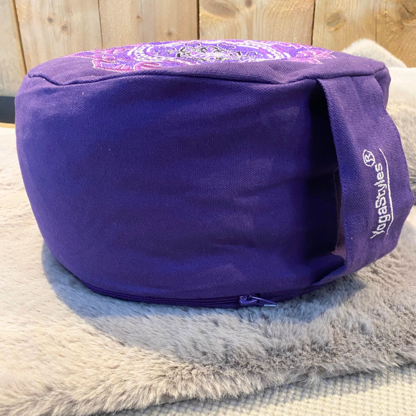 Image for yogastyles-design-meditatiekussen-rond-paars-met-lotus-en-ohm_1.jpg