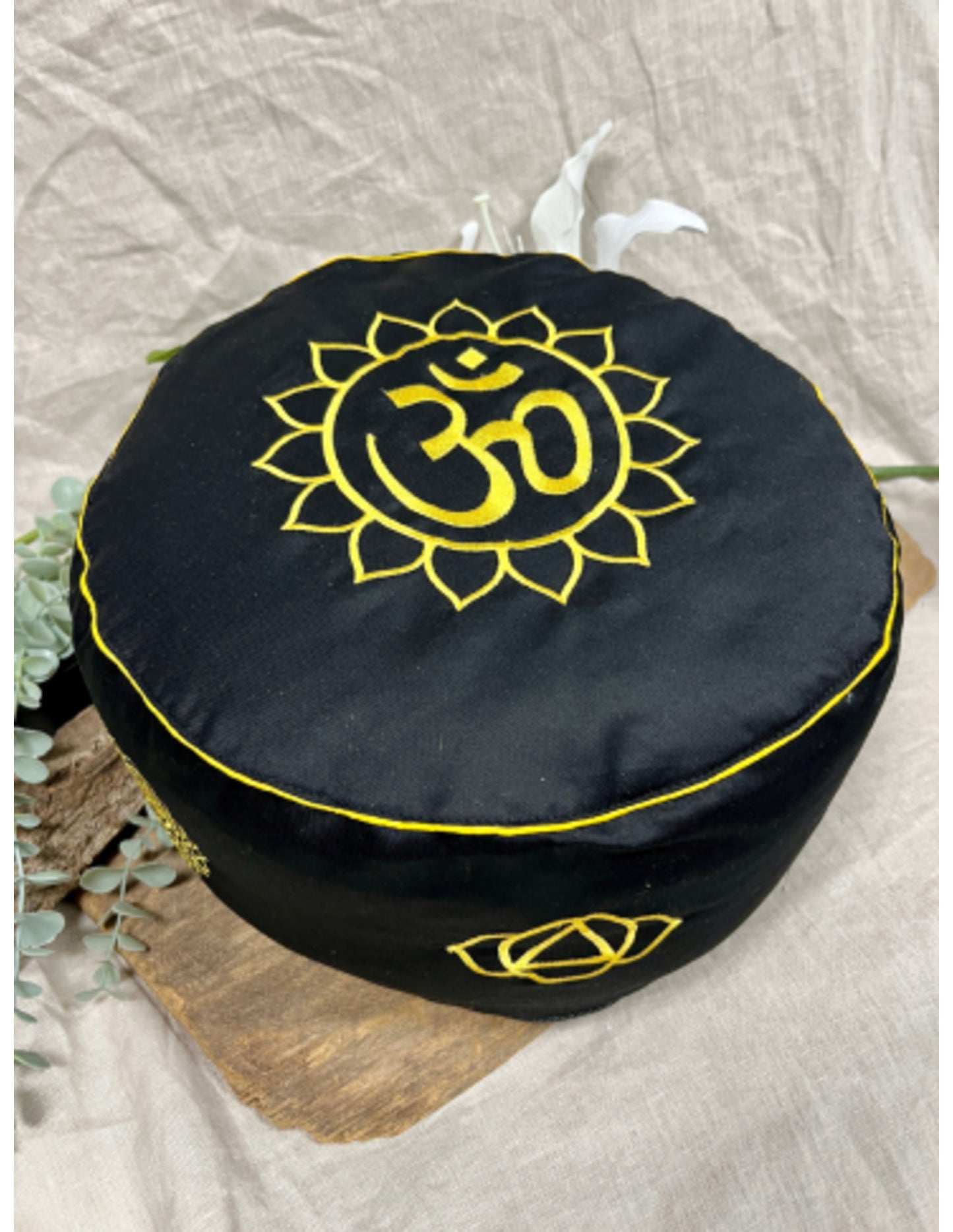 Image for yogastyles-meditatiekussen-zwart-met-gouden-ohm-symbolic-serie_1.jpg