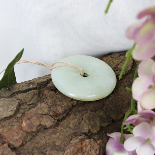 Image for jade-donut-5-6-cm-aan-leren-koord-natuur_3.jpg
