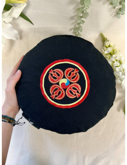 Image for yogastyles-meditatiekussen-symbolic-dubbele-vajra-zwart-rood_1.jpg